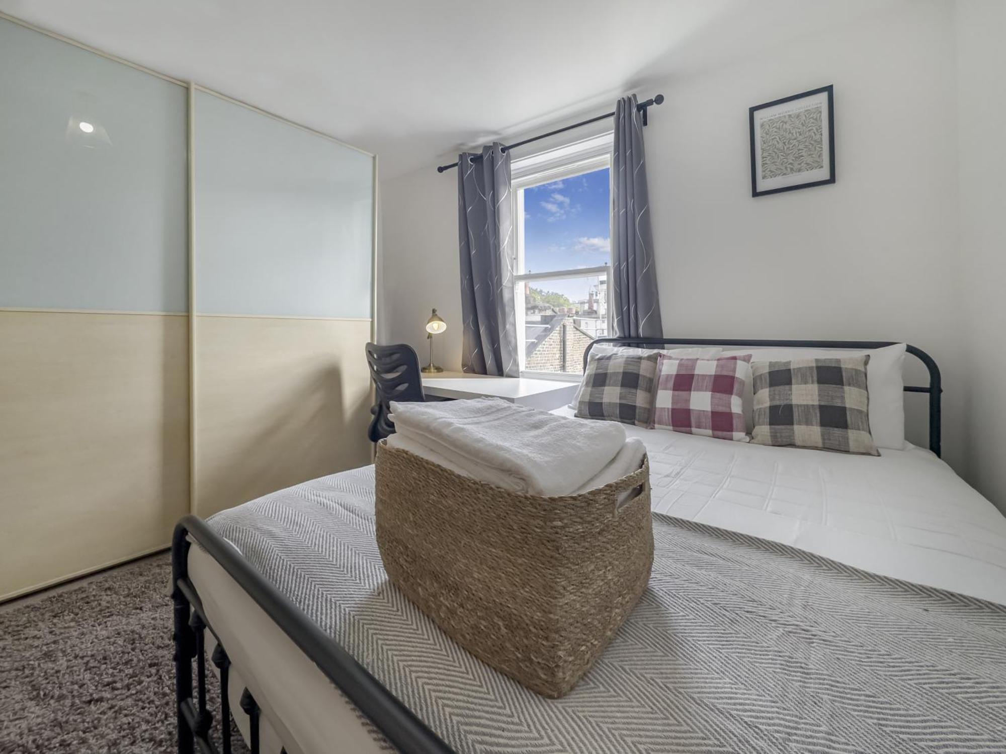Stylish Hyde Park 3 Bedroom Apartment