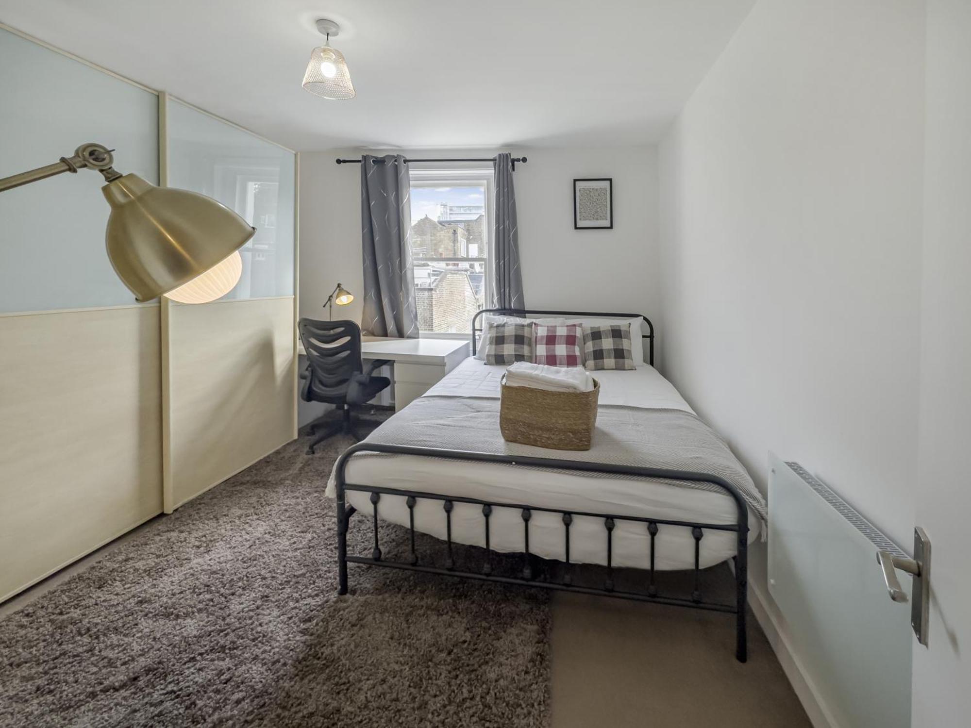 Stylish Hyde Park 3 Bedroom Apartment *